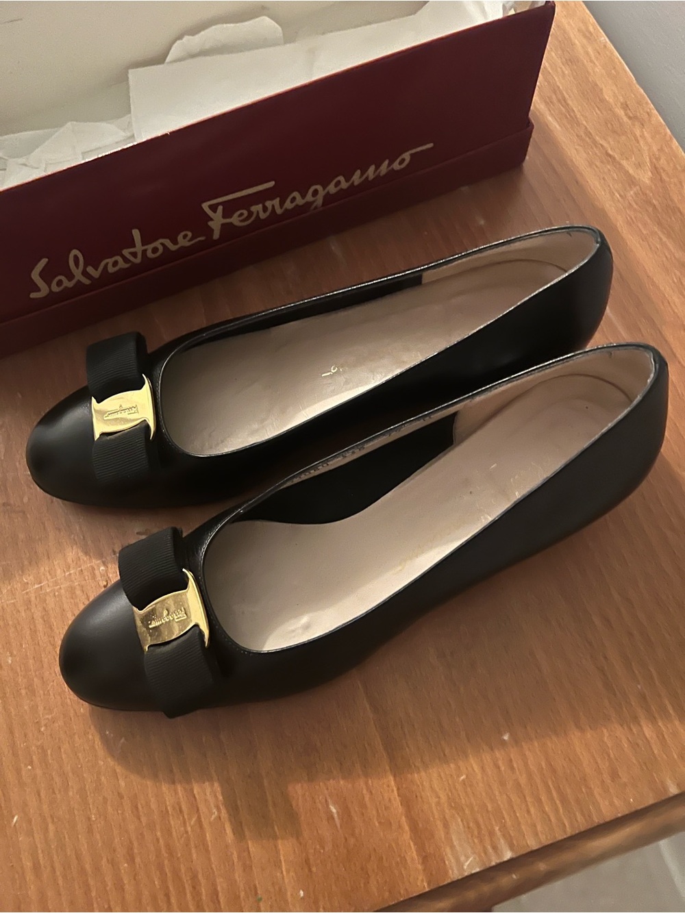 Ladies Salvatore Ferragamo GUC shoes ( vara pump )